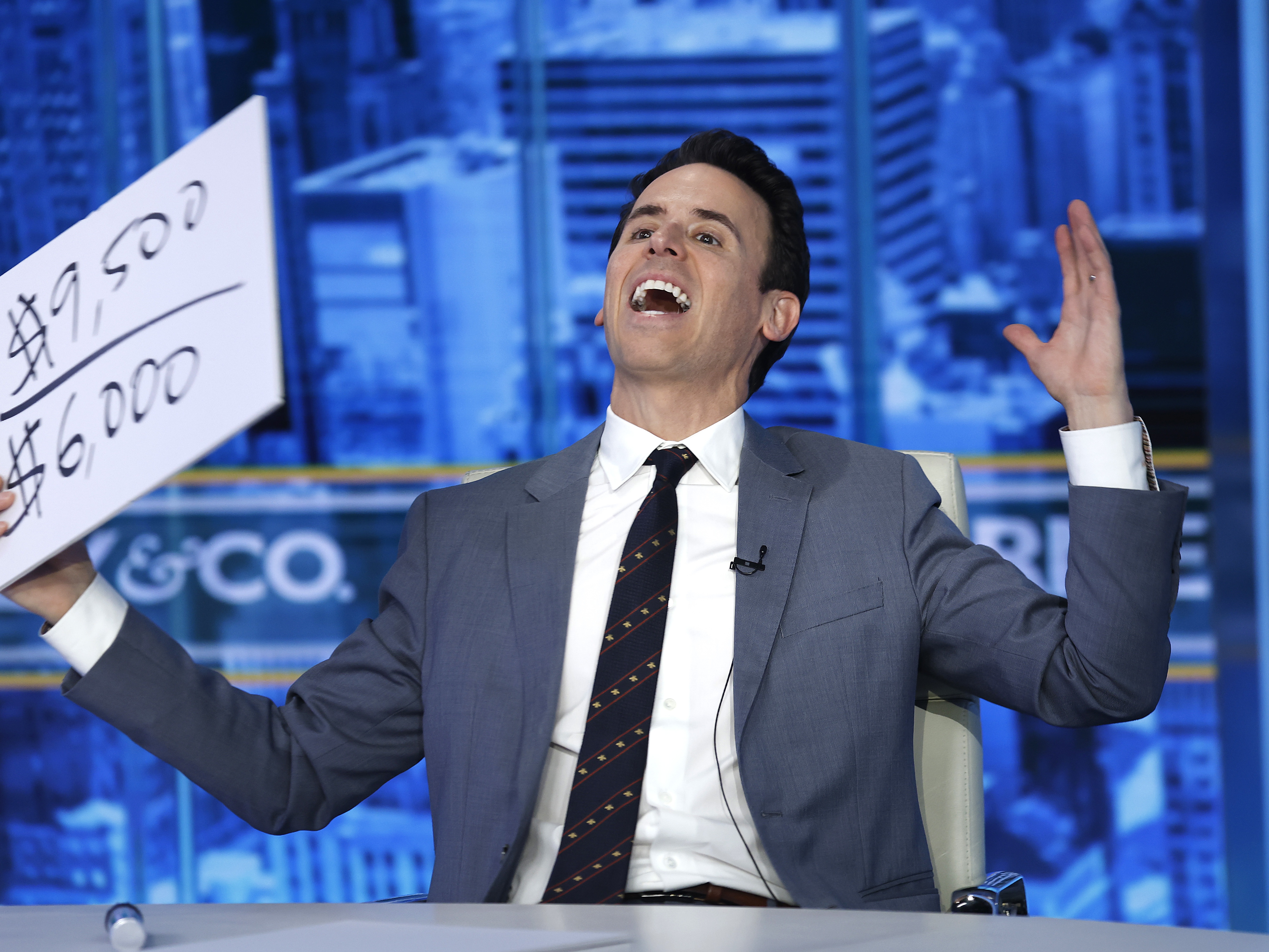 caption: Mentalist Oz Pearlman performs on the set of <em>Varney &amp; Co.</em> at Fox Business Network Studios on Wednesday. Pearlman will headline the White House Correspondents' Dinner on Saturday.<br>