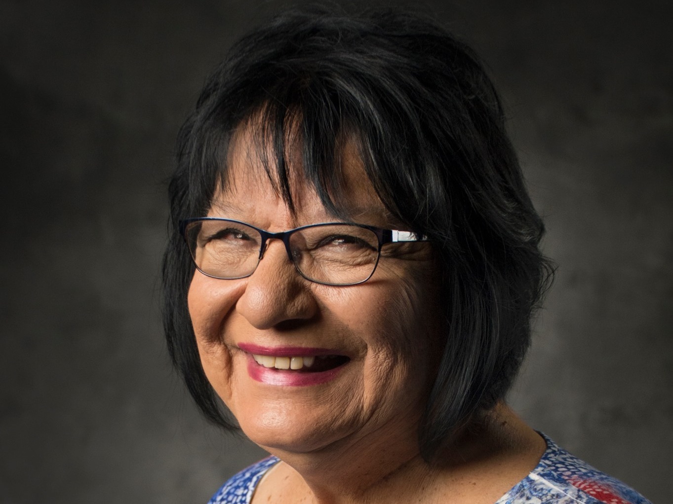 caption: Meda Nix, 72, teaches Cherokee to fifth graders.