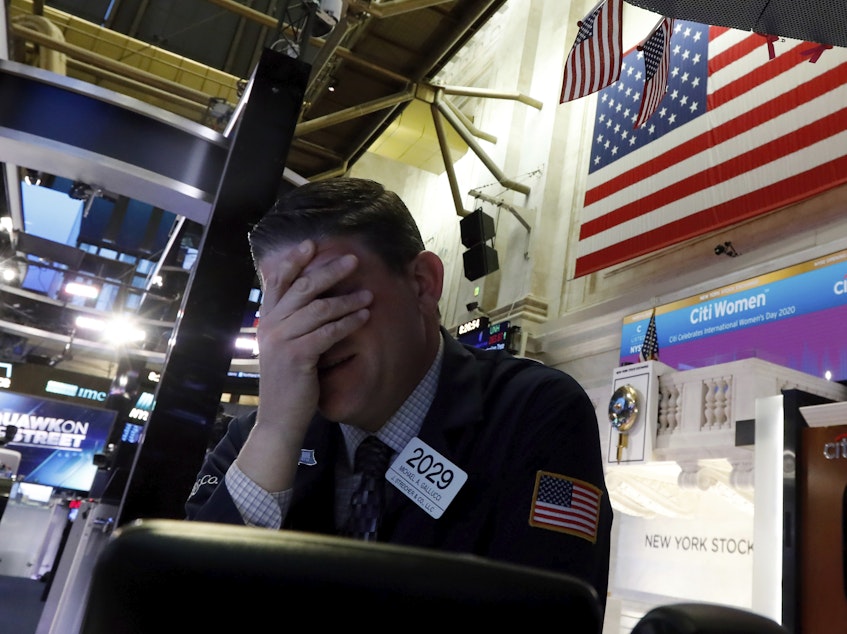Kuow Dow Dives 1 900 Points Nyse Halts Trading As Stock Indexes