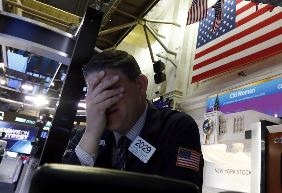 Kuow Dow Dives 1 900 Points Nyse Halts Trading As Stock Indexes