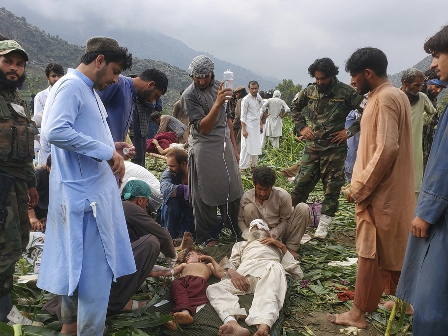 caption: Civil defense workers, locals, and army soldiers prepare Monday to evacuate injured victims of an earthquake that killed hundreds and destroyed numerous villages in eastern Afghanistan, in Mazar Dara, Kunar province.