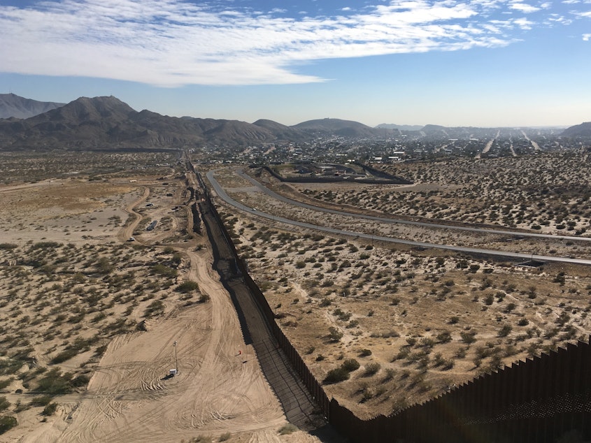caption: A newly constructed steel border wall divides the town of Sunland Park, N.M., from Anapra, a colonia on the Mexican side.