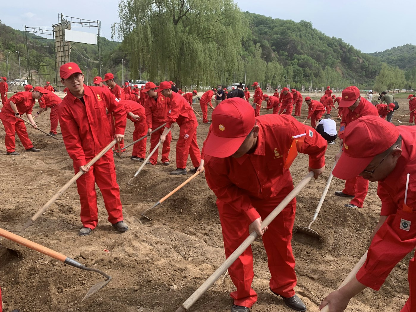 Uncovering Zunyi’s Smart Red Tourism Tech and Cultural Legacy 8 Crowds at Zunyi's red tourism sites