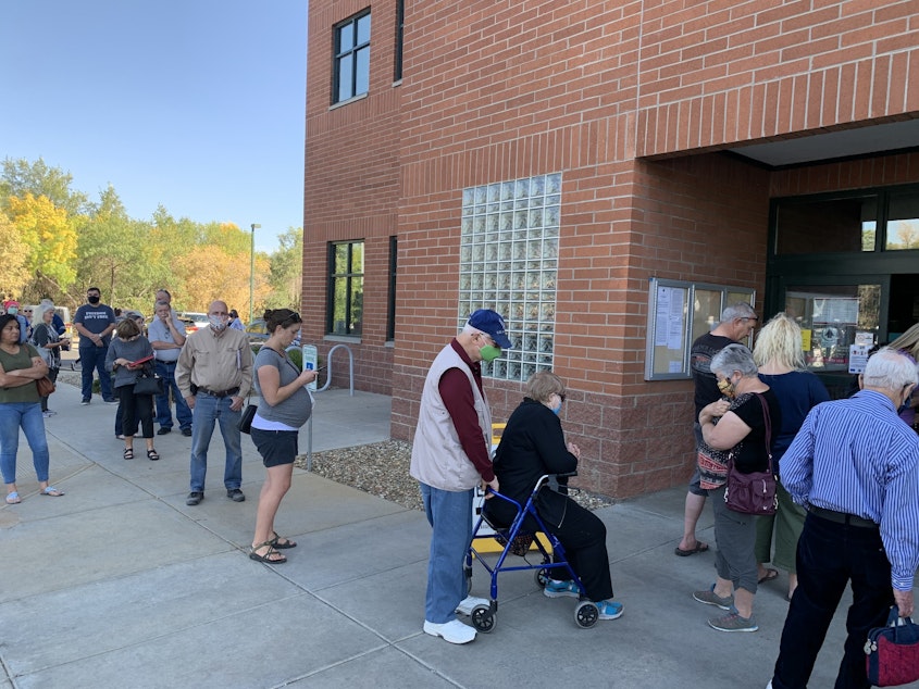 caption: A line snakes around the building at an early voting site in Prescott, Arizona.