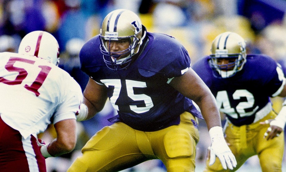 caption: Lincoln Kennedy was a dominant offensive tackle who helped the Washington Huskies to a perfect 12-0 season and a national title in 1991.