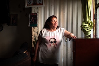 caption: Rita Salamanca posa en su casa, en San Cristóbal.