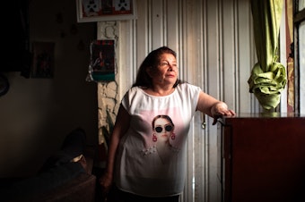 caption: Rita Salamanca posa en su casa, en San Cristóbal.