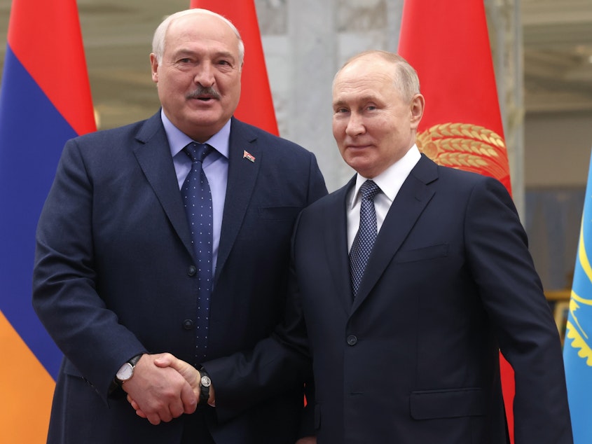 caption: Belarus President Alexander Lukashenko (left) and Russian President Vladimir Putin pose for a photo prior to a meeting in Minsk, Belarus, on Nov. 23.