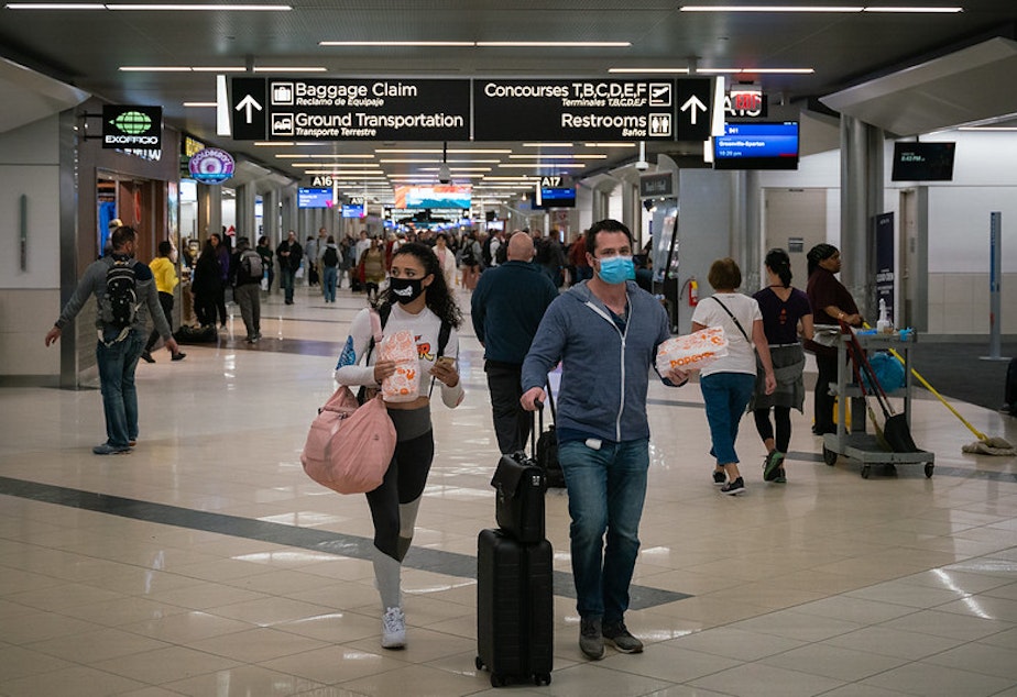 caption: Flyers at Hartsfield-Jackson Atlanta International Airport wearing facemasks.