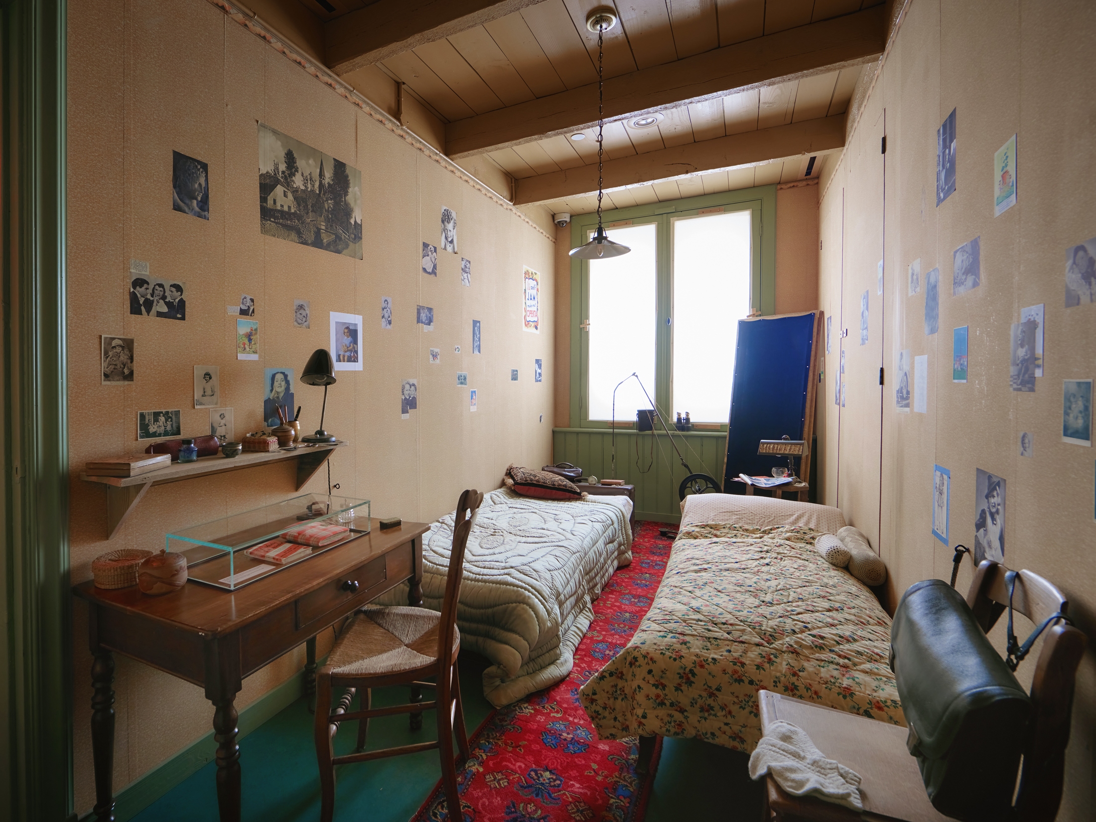 caption: A replica of Anne Frank's bedroom that she shared with Fritz Pfeffer, a dentist in his 50s.