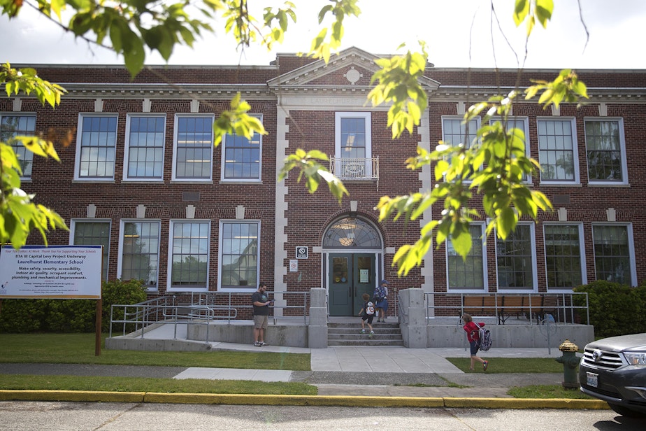 caption: Kids file into Laurelhurst Elementary School on Friday, June 16, 2017, on NE 47th St., in Seattle, Washington. 