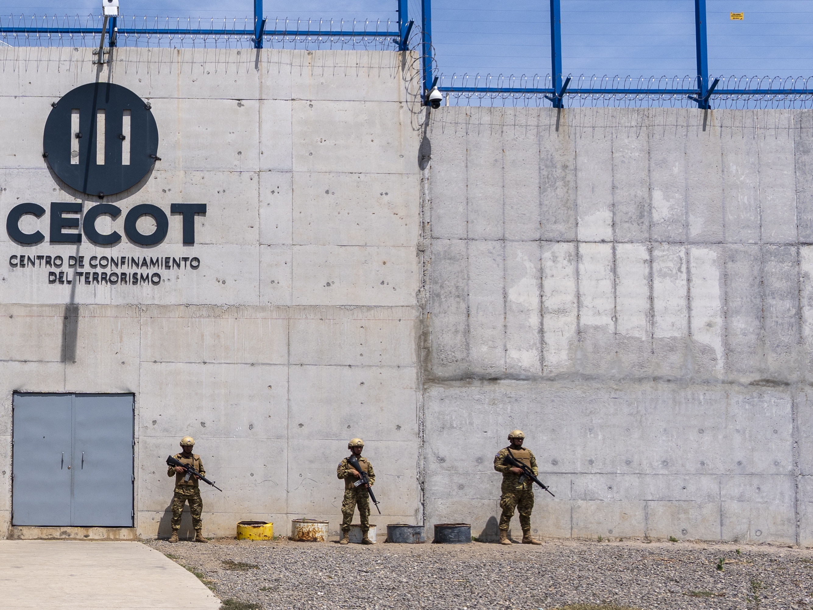 caption: The exterior of the Terrorist Confinement Center as Homeland Security Secretary Kristi Noem arrives, in Tecoluca, El Salvador, March 26, 2025.