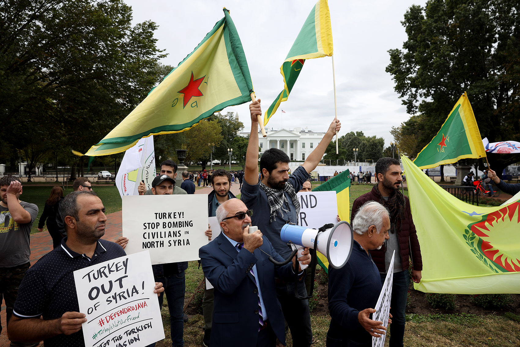 caption: Activists gather in front of the White House to protest U.S. President Donald Trump’s decision to withdraw U.S. forces from northeast Syria, Oct. 8, 2019 in Washington, D.C. (Win McNamee/Getty Images)