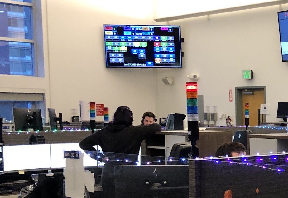 caption: A red light atop a cubicle in Seattle's 911 call center alerts colleagues not to interrupt dispatchers while they're using the police radio. 