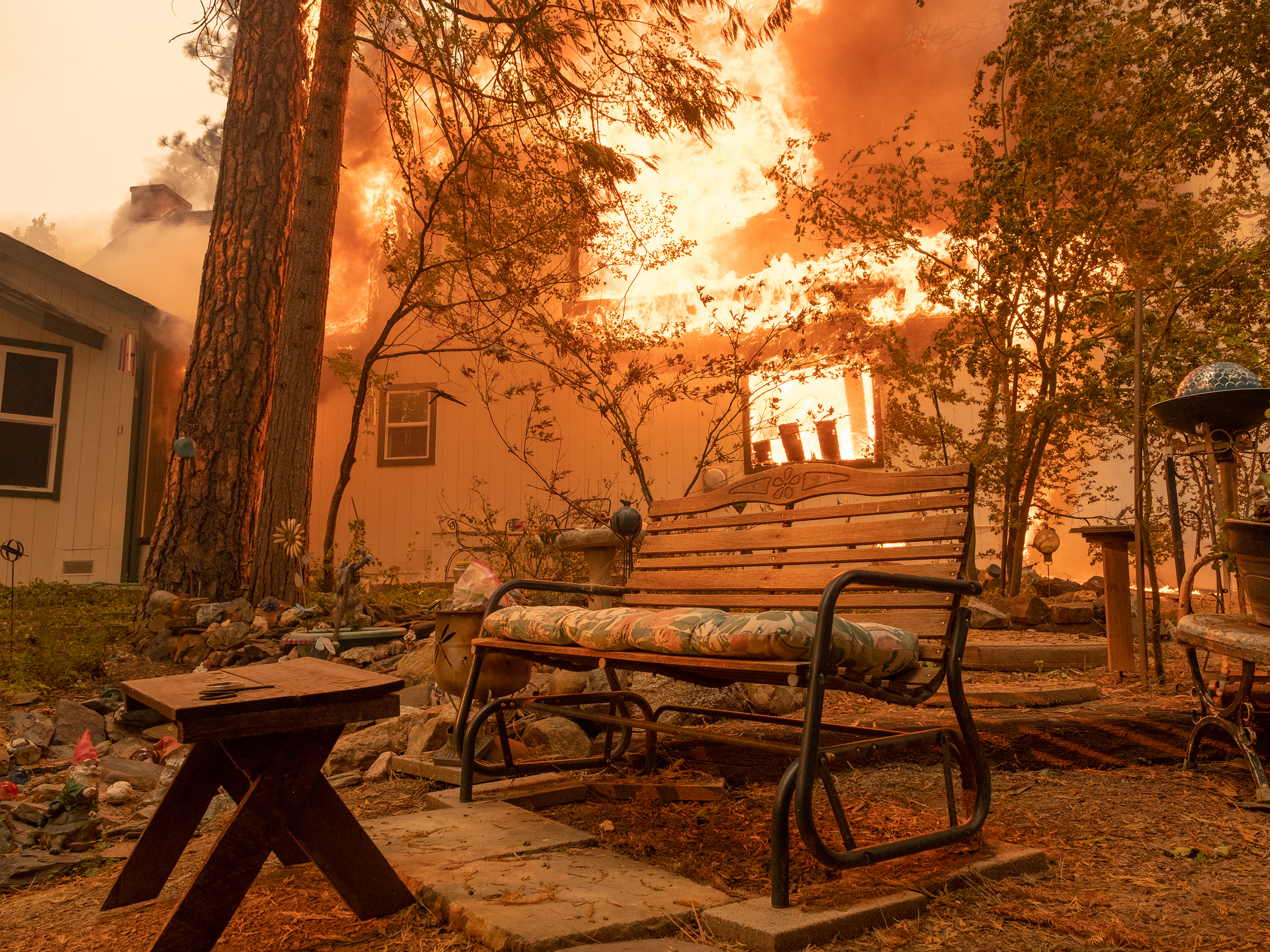caption: A structure burns during the Oak Fire in Mariposa County in 2022.