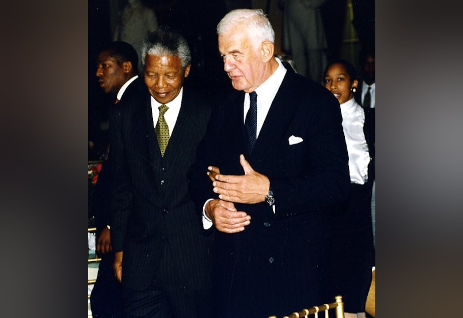 caption: Nelson Mandela and Tom Foley, who died today at the age of 84.