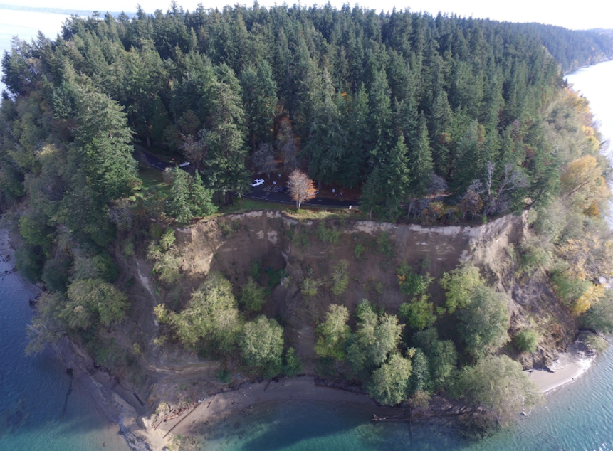 caption: The eroding bluff at the tip of Point Defiance in Tacoma, with Five Mile Drive atop it.
