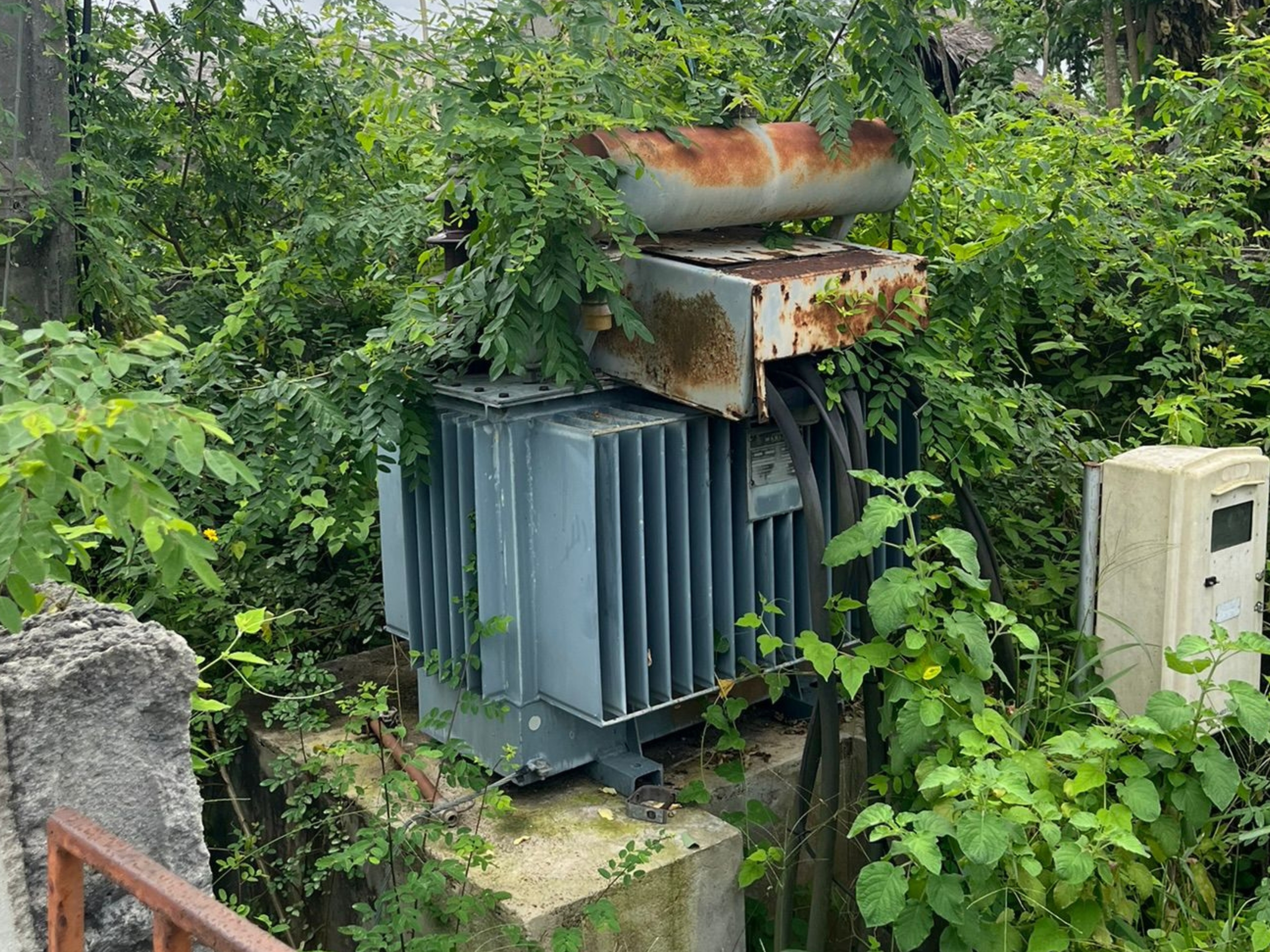 caption: A broken transformer in Badagry, Nigeria that hasn't worked for over 5 years. Local residents say electricity officials have never been sent to repair it.