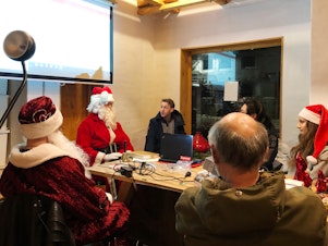 caption: Dressed as Santa, Tim Zander gives pointers on how to be the perfect Santa to applicants at a workshop run by Weihnachtsmann2Go (Santa2Go).