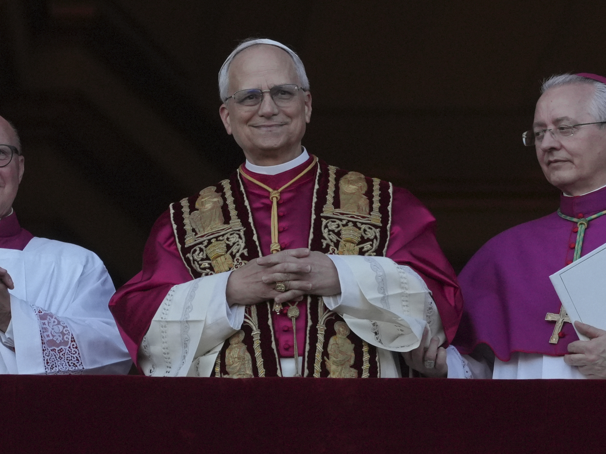 caption: <em>El recién elegido Papa León XIV aparece en el balcón de la Basílica de San Pedro en el Vaticano, el jueves 8 de mayo de 2025.</em>