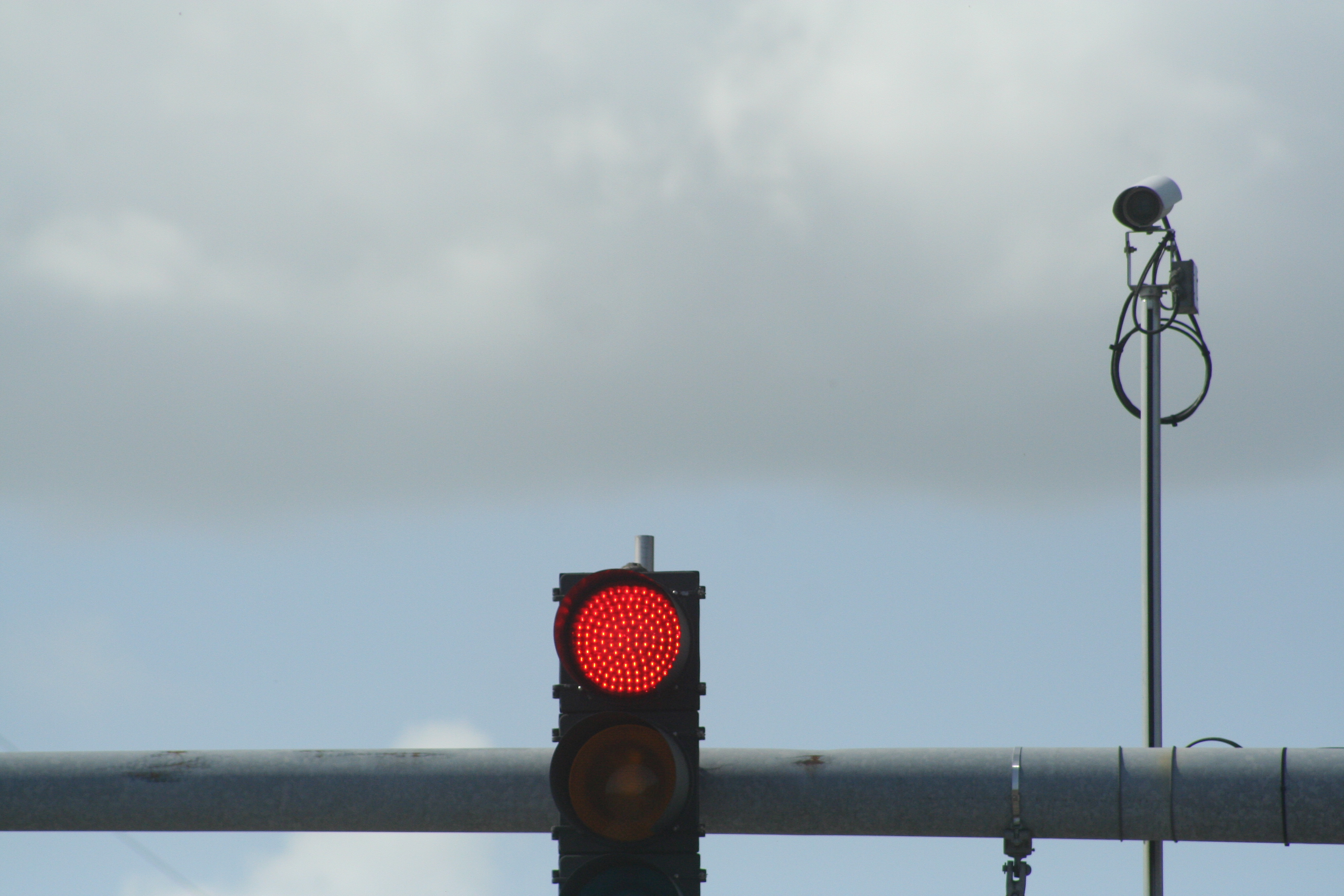 Проезд на запрещающий сигнал светофора камера. Штраф на красный свет 2023. Камера на красный свет. Красный свет светофора. Камера на светофор.