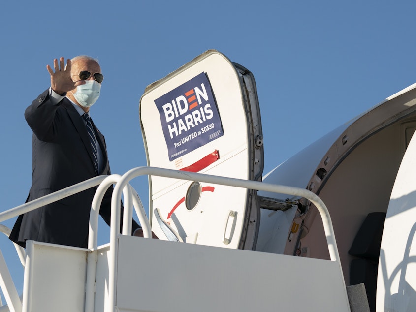 caption: Democratic presidential candidate former Vice President Joe Biden boards his campaign plane.