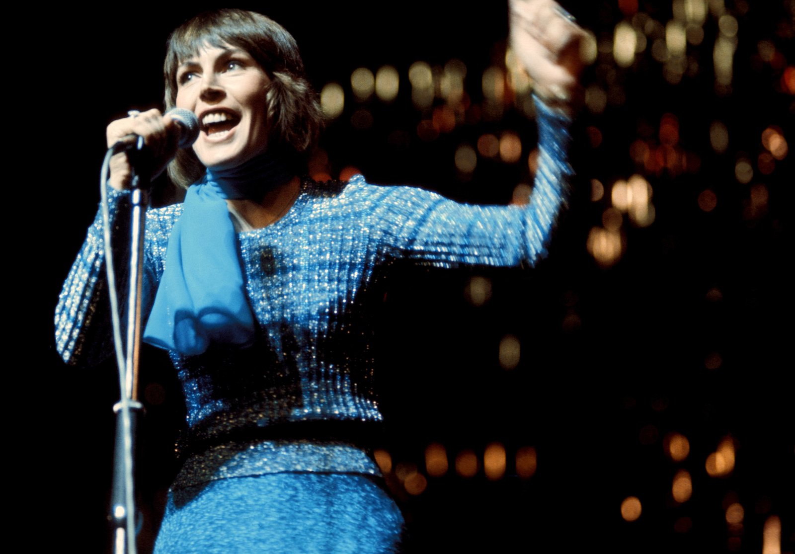 caption: "I Am Woman" singer Helen Reddy performs in 1970.CREDIT: IAN DICKSON