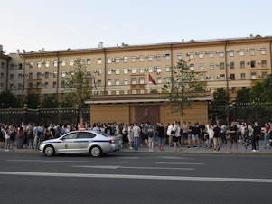 caption: Supporters of detained journalist Ivan Golunov rally at the Moscow police headquarters on Friday, June 7.