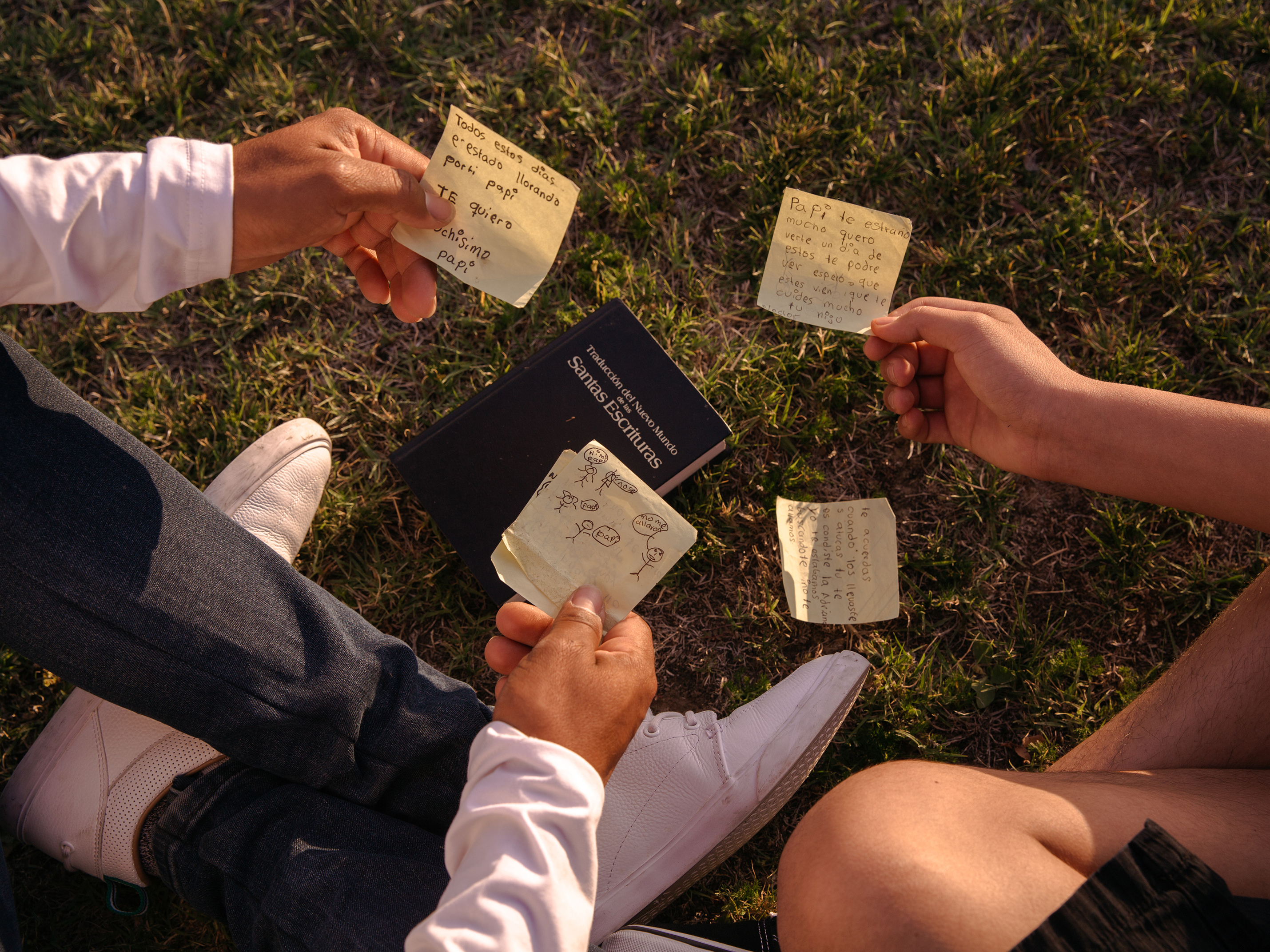 caption: Melvin (izquierda) enseña las cartas que su hijo Néstor le escribió mientras estuvieron separados.