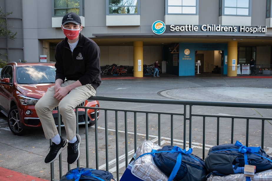 caption: Harry McGovern dropping off his original 25 packages in front of Seattle Children’s Hospital in October 2020.