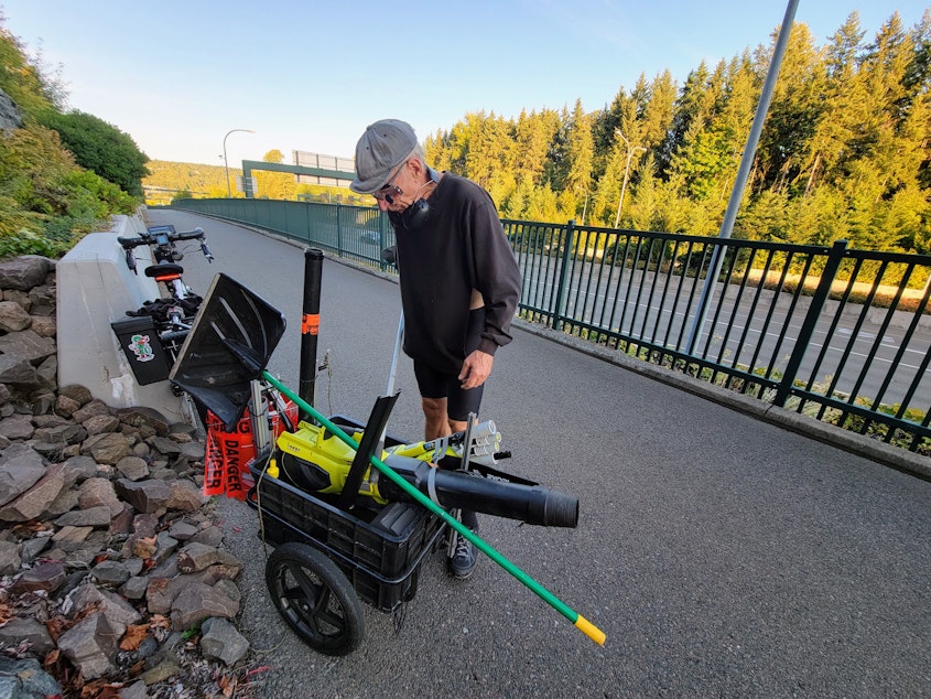 caption: Lee Zuhars and his trailer of tools on the 520 bike path on Wednesday, Sept. 13, 2023.