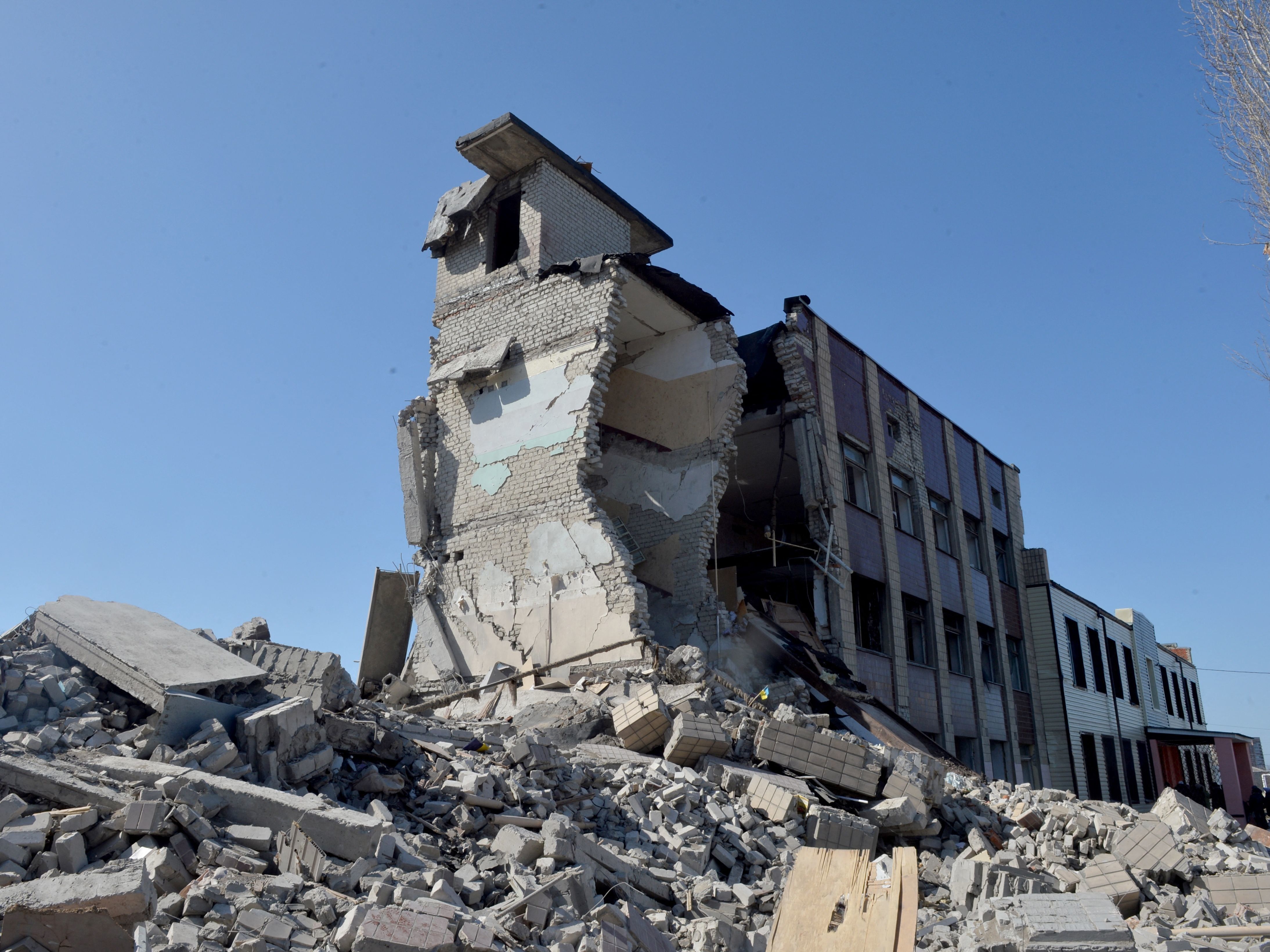 caption: Secretary of State Antony Blinken said the U.S. government has assessed that Russia is committing war crimes in Ukraine, attacking civilian points such as this school destroyed in Kharkiv.