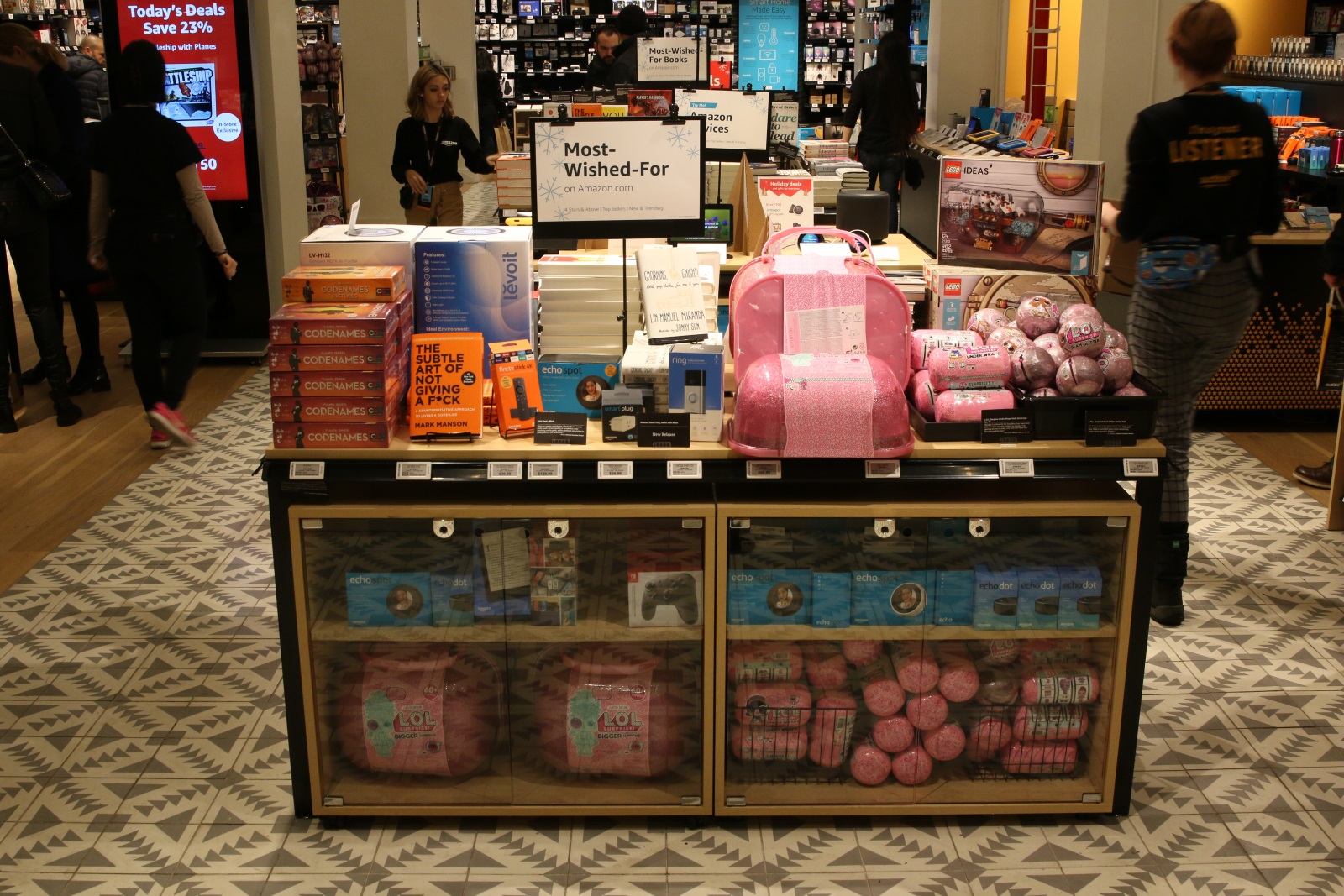 caption: The Amazon 4-Star Store in New York, November 16, 2018.