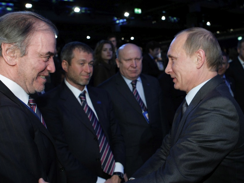 caption: Russian Prime Minister Vladimir Putin in a meeting with Russian oligarch Roman Abramovich (on the left, in the center) in 2010.