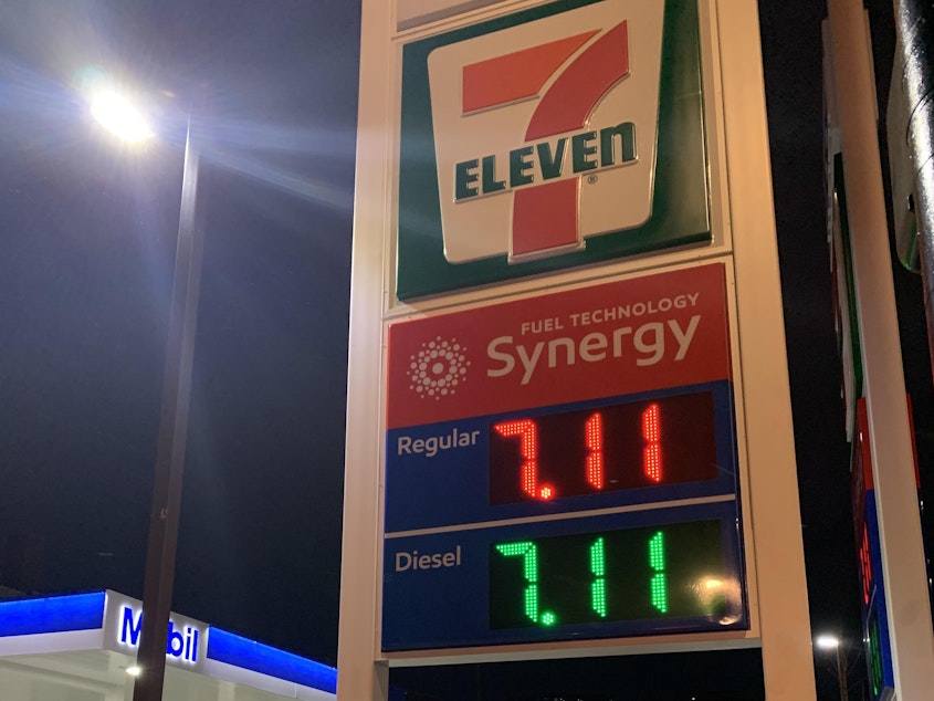 caption: Despite what the internet may think, this 7-Eleven in Chicago is not selling gas for $7.11.