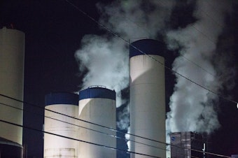 caption: <p>Steam rises from the Darigold facility in Portland, Ore., Wednesday, Feb. 6, 2019. Oregon lawmakers are proposing cap-and-trade legislation in an effort to curb emissions.</p>