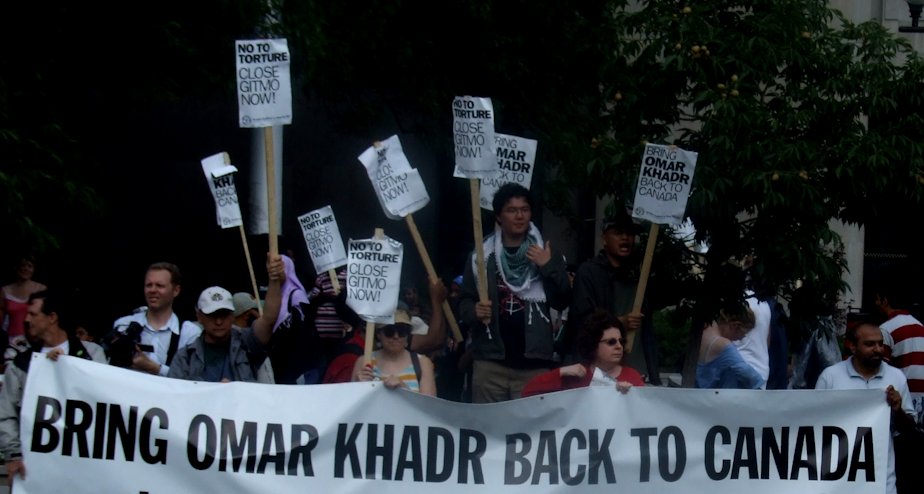 caption: Canadian demonstrators demanding Khadr's repatriation.