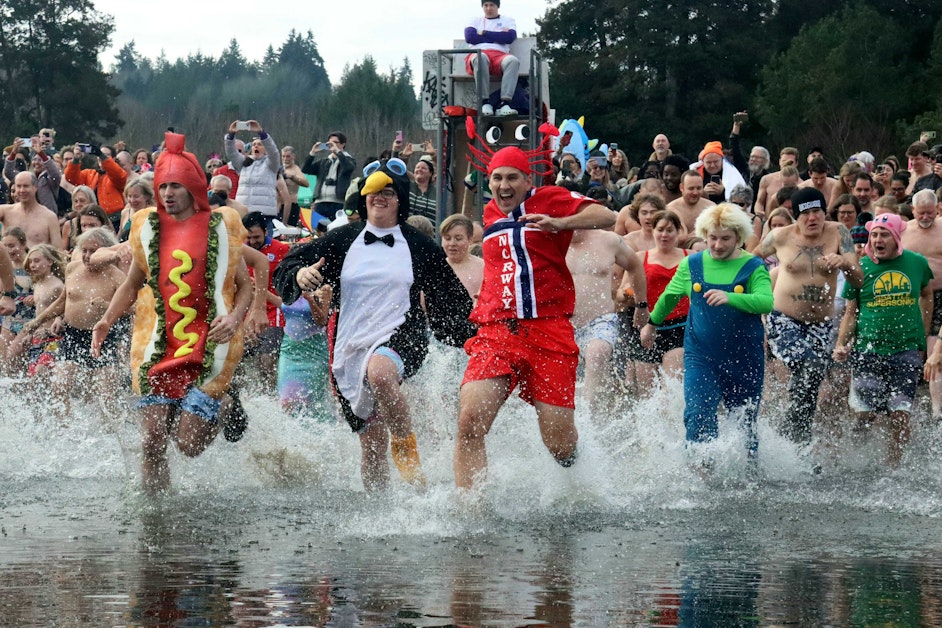 数群穿着各种服装的疯狂人群在西雅图进行稍微不那么寒冷的跳水活动，以庆祝2024年