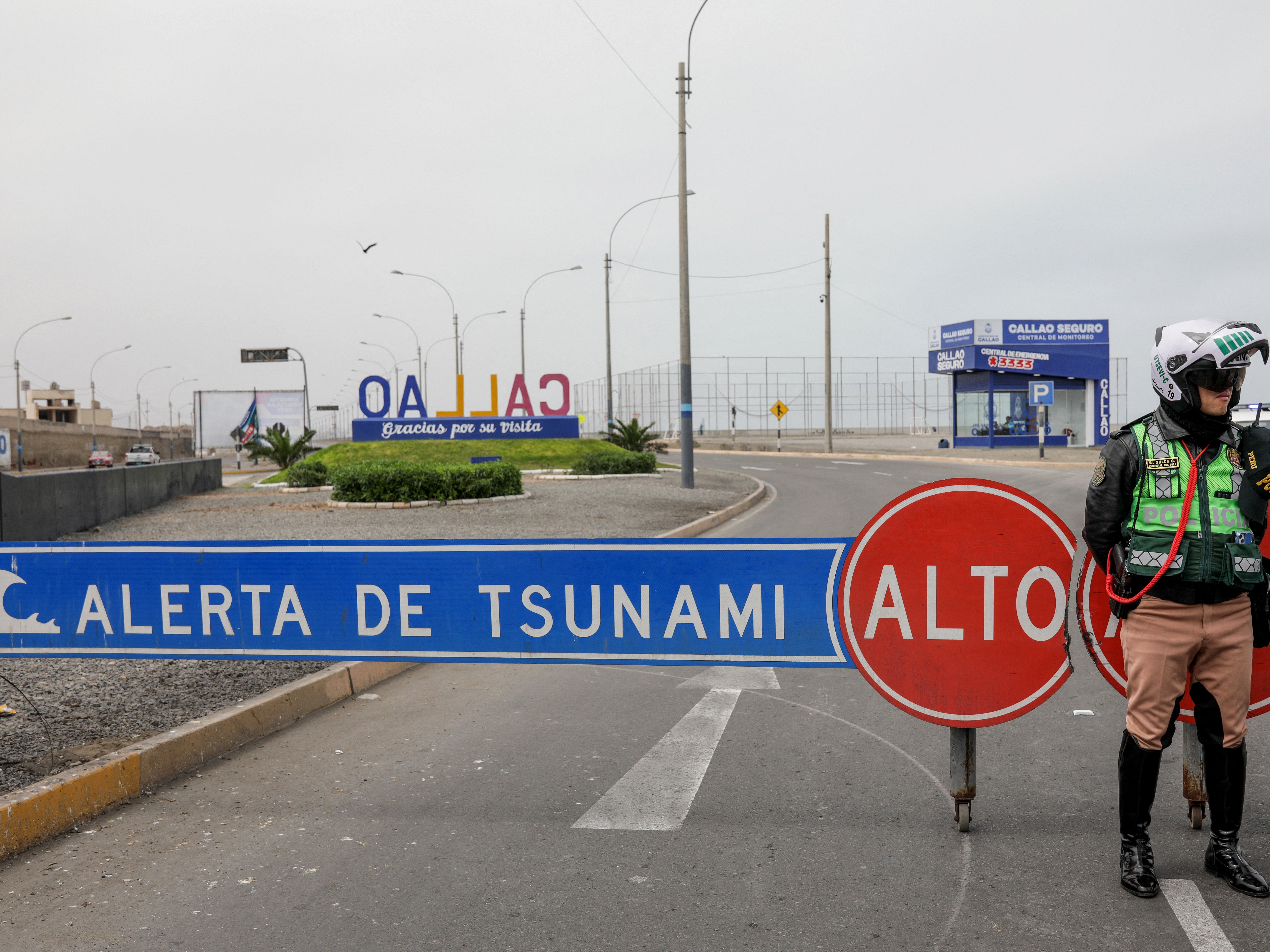 caption: A traffic police officer in Peru sets up a roadblock during a tsunami warning in La Punta, Callao province on July 30, 2025. Alerts were issued in countries across the Pacific, following a massive 8.8-magnitude earthquake off the east coast of Russia.