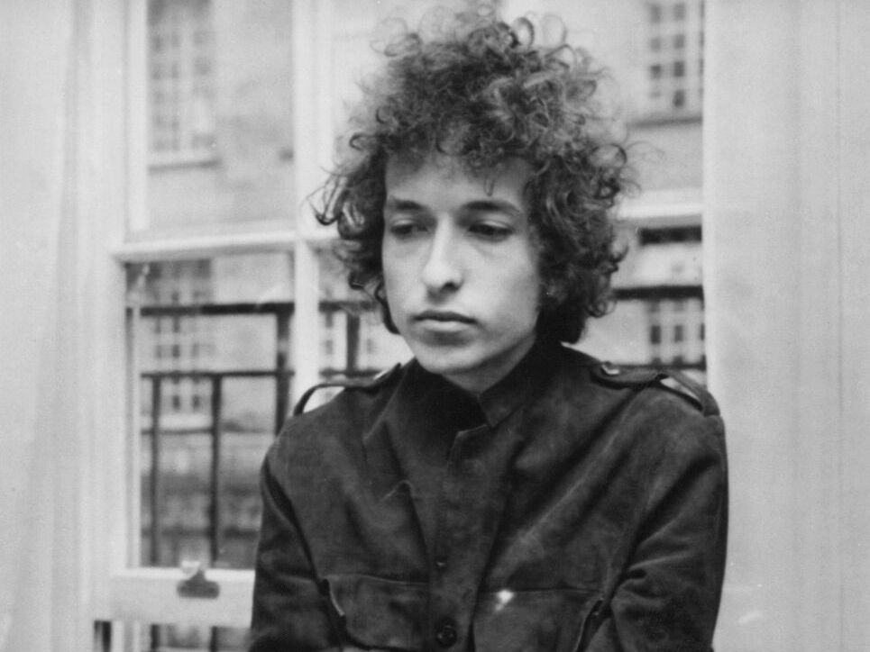 caption: Bob Dylan at a press conference in London in 1966.