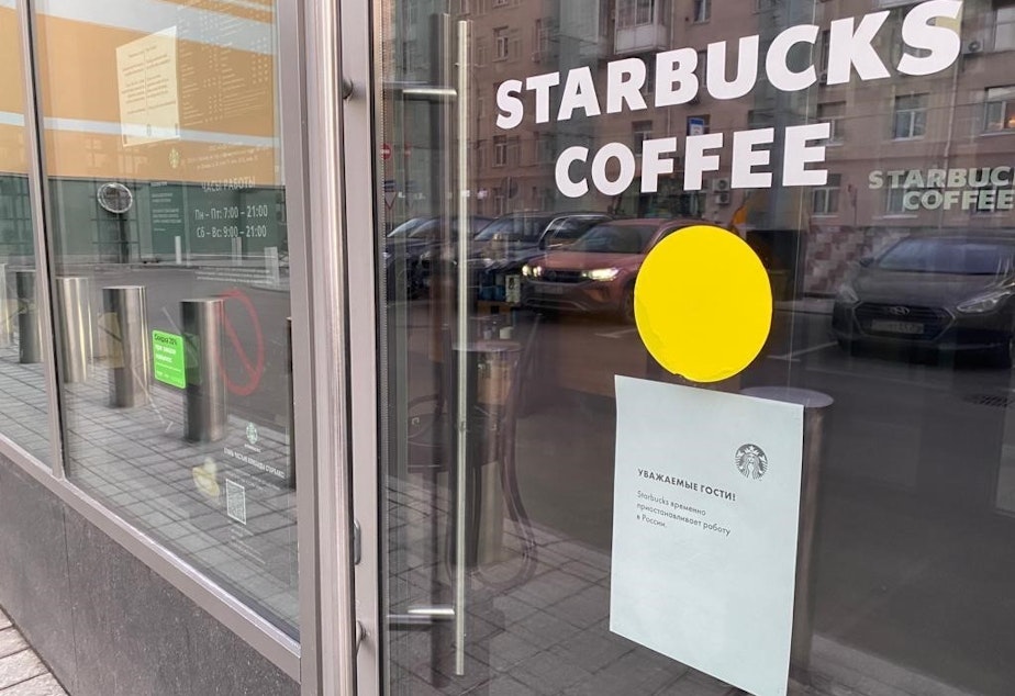 caption: A sign on a Moscow Starbucks informs visitors that the coffee chain had suspended its work in Russia.