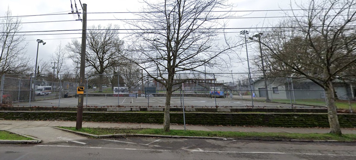 Asylum-seekers spend a night at a Seattle tennis court before heading back to a hotel