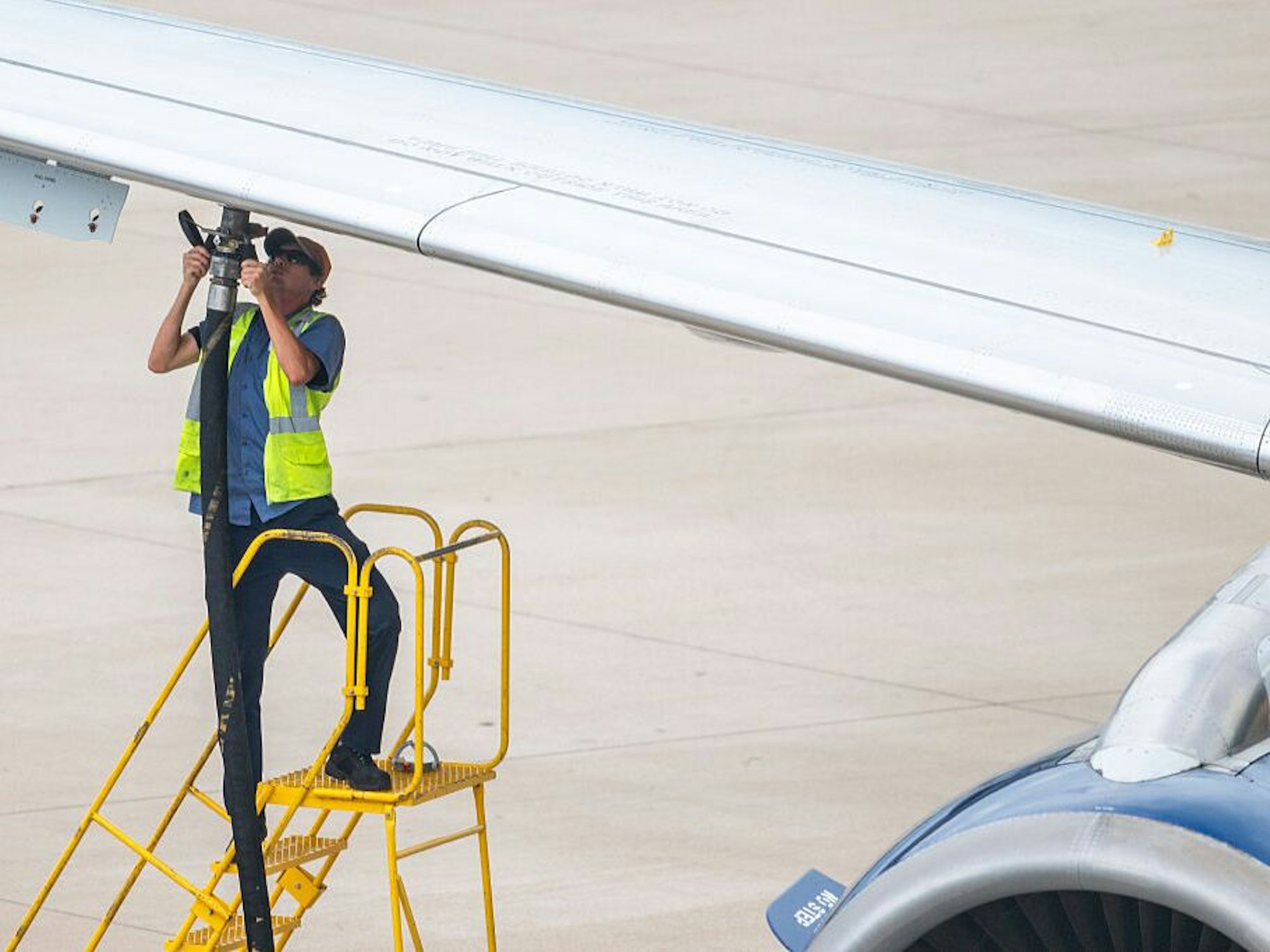 The price of jet fuel is falling, but don't expect airfares to follow any time soon episode artwork