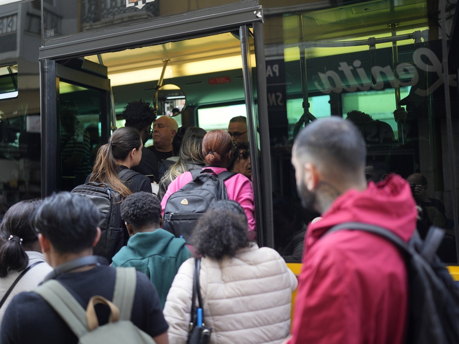 caption: People try to board a crowded bus Monday after the subway stopped running during a power outage in Lisbon, Portugal. (AP Photo/Armando Franca)
