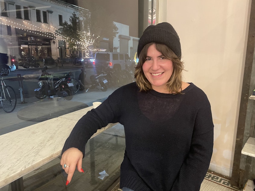 caption: Jamie Feldman, 33, found herself drowning in credit card debt and decided to try a radical idea: only spending cash.