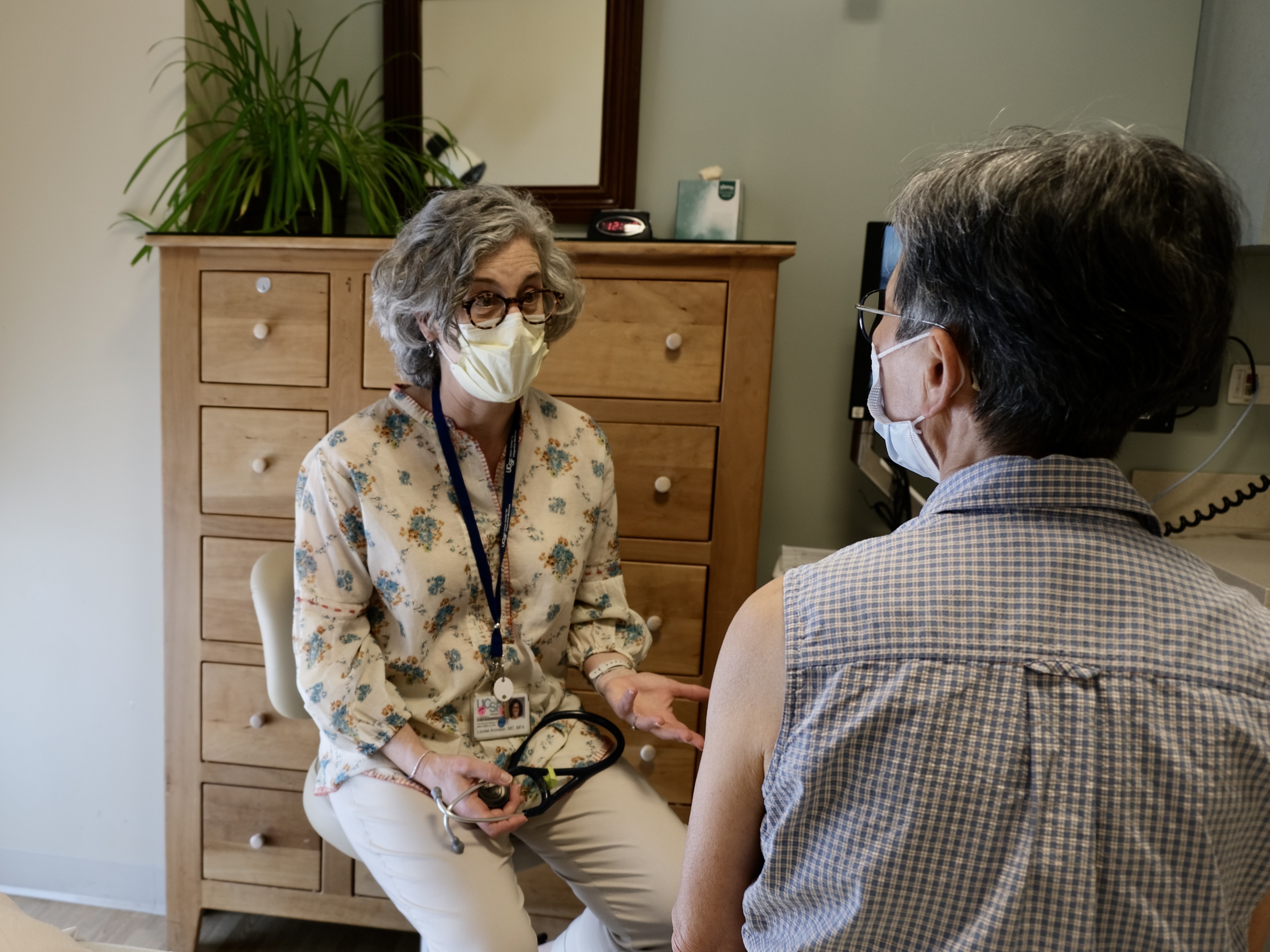 caption: Dr. Louise Aronson, a geriatrician and author, speaks with a patient at UCSF's Osher Center for Integrative Health in San Francisco.