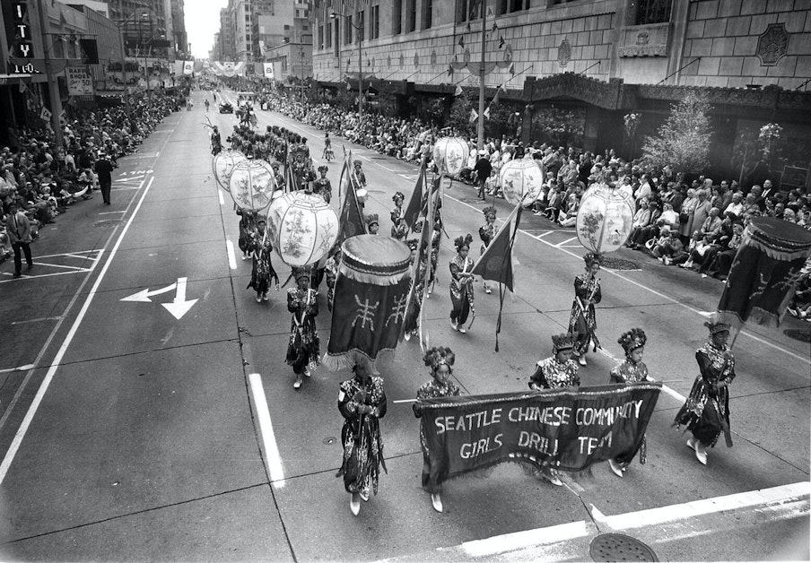 “她在唐人街游行”庆祝西雅图特有的本地花车队成立70周年