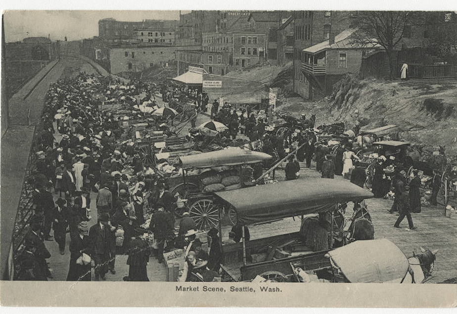 Keterangan: Penjual pasar berkumpul di Pike Place, California.  1907.