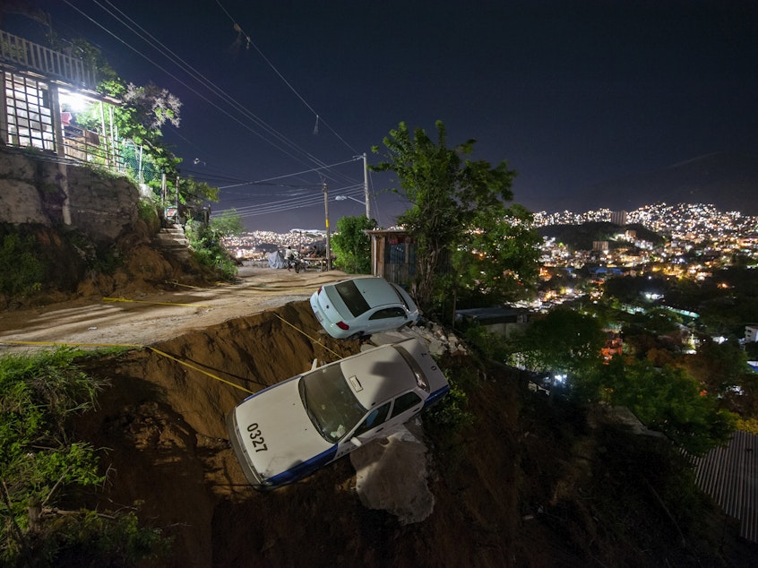 caption: A magnitude 7.1 earthquake shook Acapulco, Mexico, on Wednesday. After the quake, Mexicans shared videos of bursts of blue lights streaking across the sky.