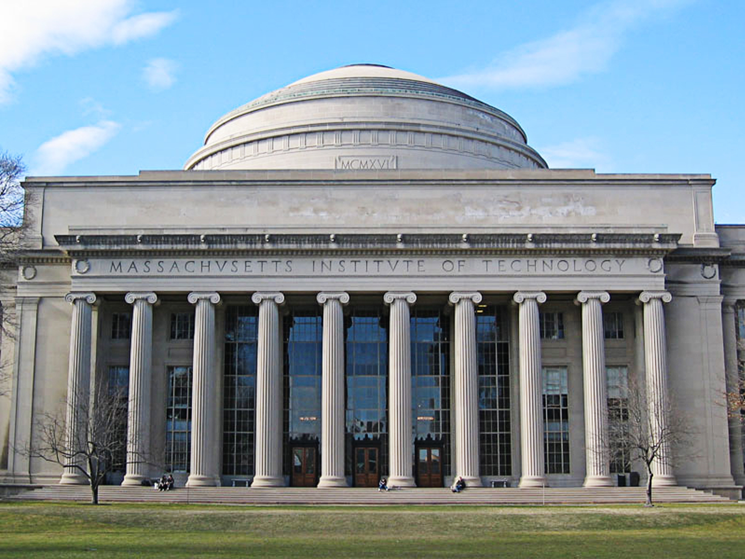 caption: A lawsuit headed to trial in September alleges that MIT ignored the advice of its own consultants and allowed Fidelity to pack the university's retirement plan with high-fee investment funds.